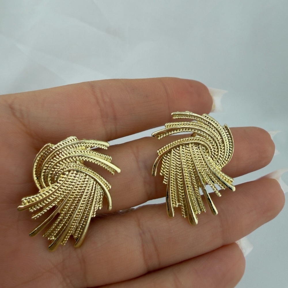 New Elegant Gold-Tone Women's Earrings - Picture 9 of 9